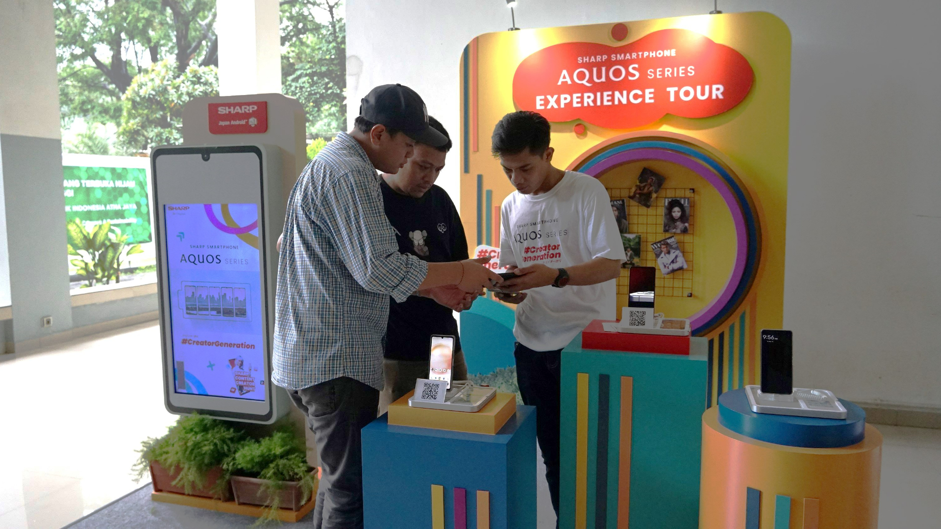 Mahasiswa Universitas Katolik Atmajaya mengunjungi booth Sharp Content Creator Hunt yang ada di selasar gedung. (Sharp)